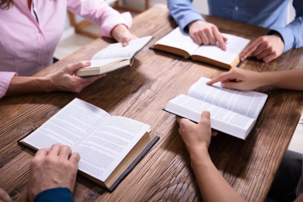 A Parábola do Fariseu e do Cobrador de Impostos: Lições de Humildade e Justiça