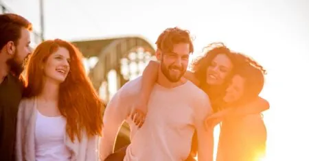 20 Versículos Bíblicos que Celebram a Amizade Verdadeira
